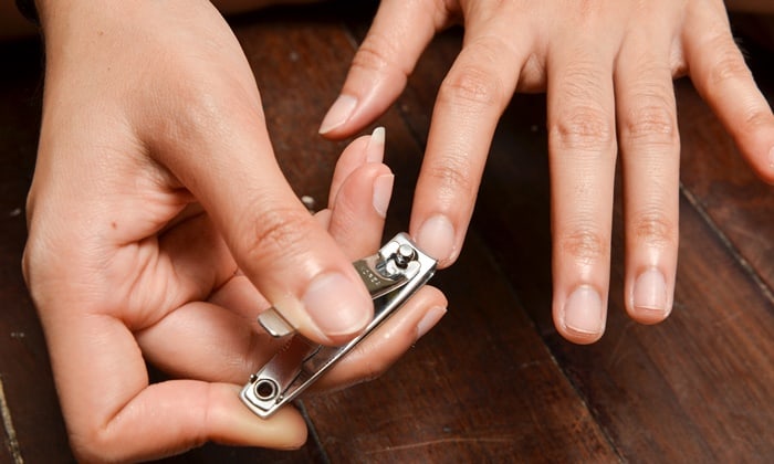 ฝันว่าตัดเล็บมือ