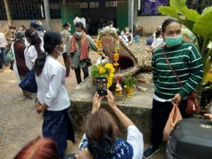 บวงสรวงถ้ำจรเข้ขอหวยขอโชคลาภ