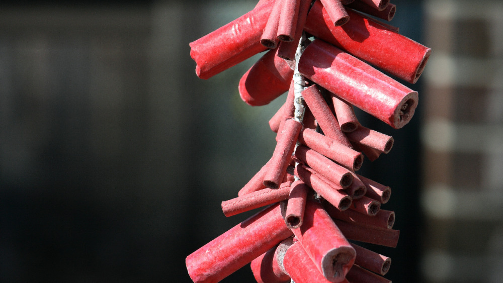 ฝันเห็นประทัดสีแดง