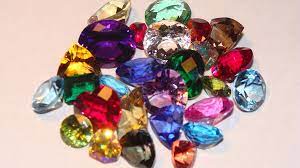 ฝันเห็นเพชรหลายสี