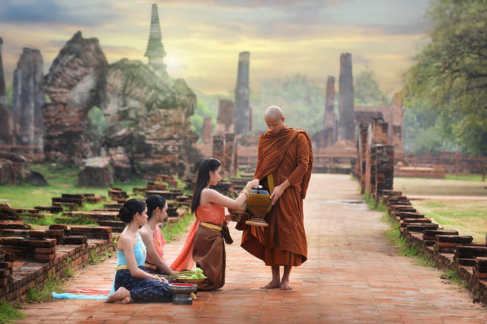 ฝันว่าทำบุญตักบาตร