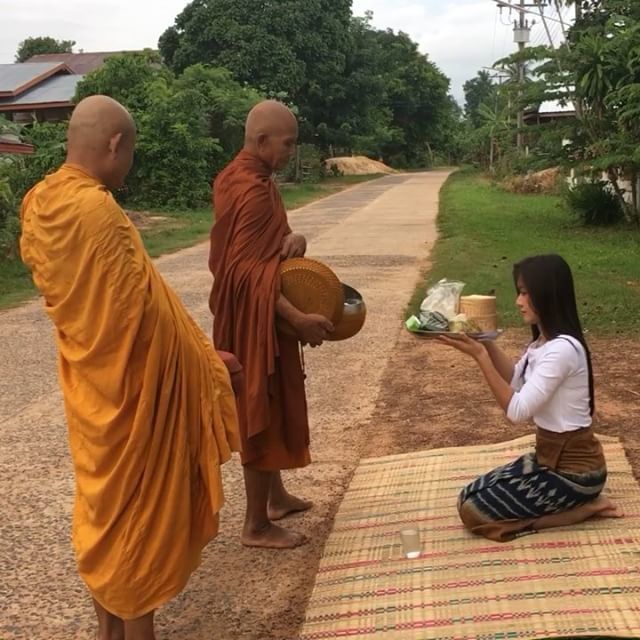 ฝันว่าทำบุญใส่บาตรหน้าบ้าน