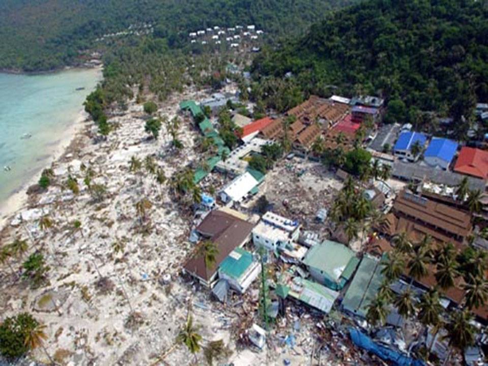 ฝันว่าแผ่นดินไหวเกิดสึนามิ