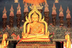 กราบไหว้ขอพรหลวงพ่อเพชร