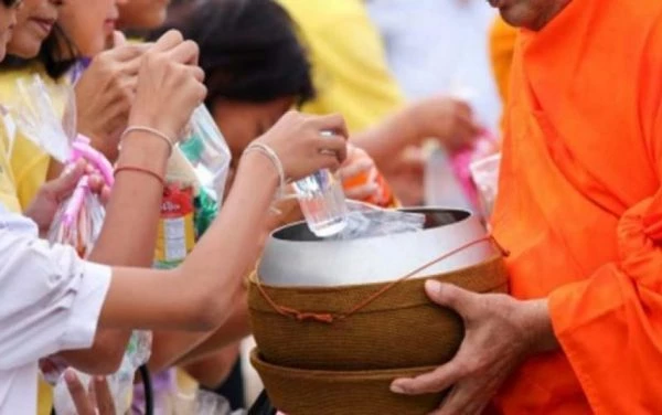 ฝันว่าทำบุญใส่บาตรด้วยน้ำ